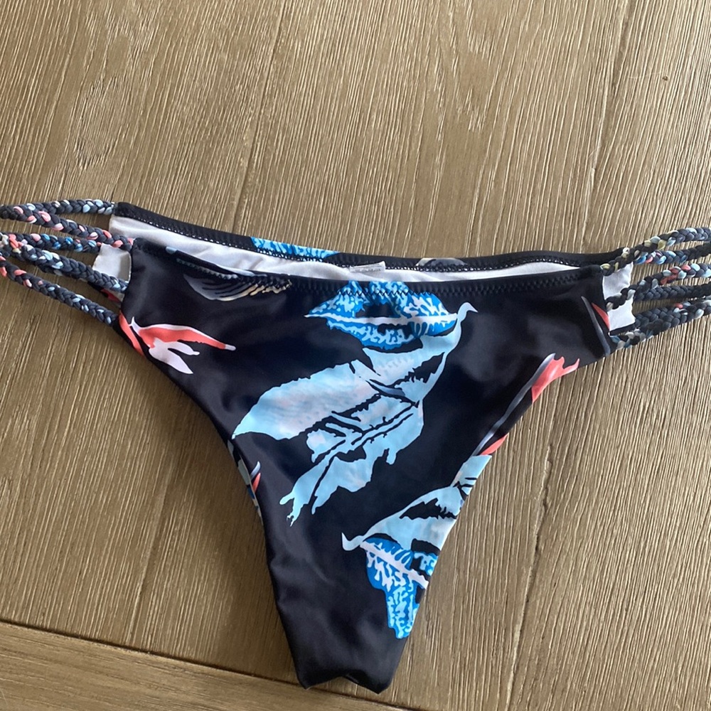 Bikini bottom. Floral print.